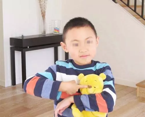 孩子辱罵保姆,爸爸管教,媽媽:我出了錢的,罵一下怎麼了
