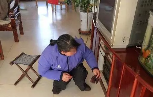 孩子辱罵保姆,爸爸管教,媽媽:我出了錢的,罵一下怎麼了