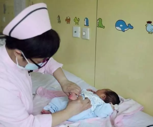 孕婦生孩子時無一人照顧,保潔大媽無意一嘴,病房眾人忍不住落淚