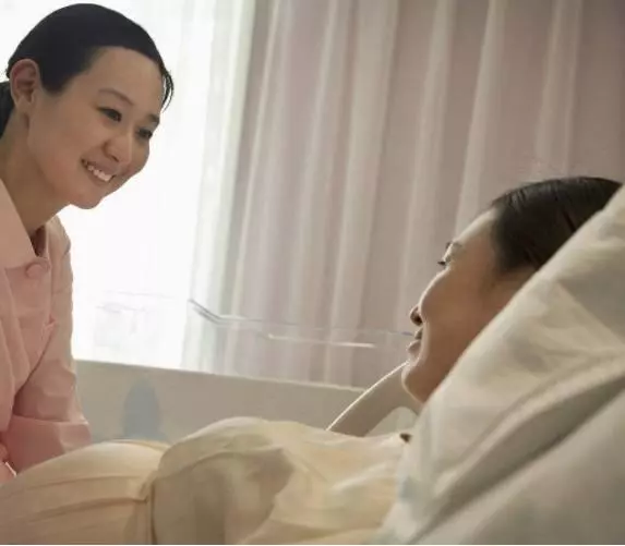孕婦生孩子時無一人照顧,保潔大媽無意一嘴,病房眾人忍不住落淚