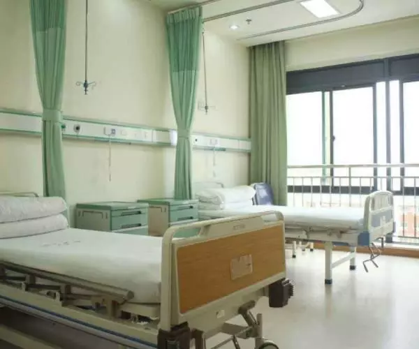 孕婦生孩子時無一人照顧,保潔大媽無意一嘴,病房眾人忍不住落淚