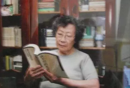 她賣掉了自己的房子,卻讓1000餘只流浪動物擁有了家