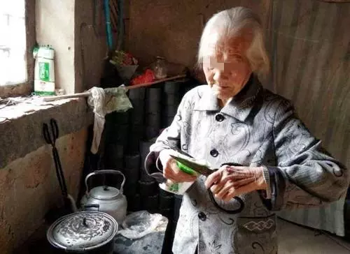 婆婆喂兩個月寶寶喝粥,我摔碗回房間,聽到公婆對話,我濕了眼眶