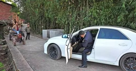 殘疾兒子回家,依舊被父母一家趕出,卻不知兒子早已今時不同往日