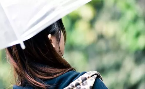 女孩因父母偏心,離家多年不回,再見面時哭著對哥哥弟弟說對不起