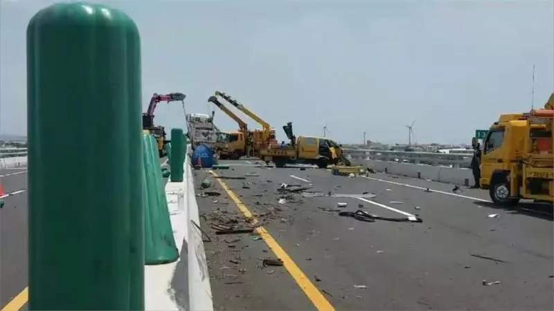 【視頻】台61線貨車追撞工程車 1工人拋飛慘死