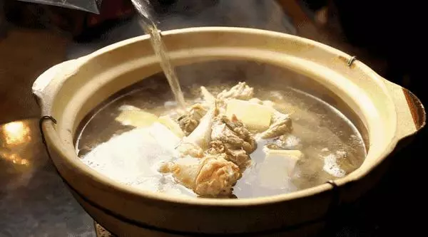 您只知道天熱多喝水,但不知道喝水還有N多講究!