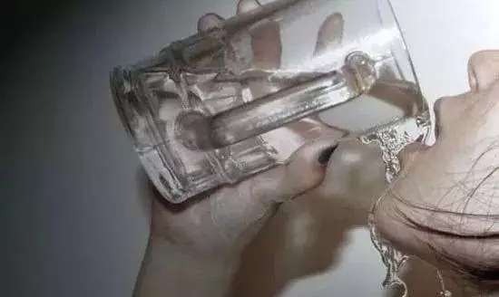 您只知道天熱多喝水,但不知道喝水還有N多講究!