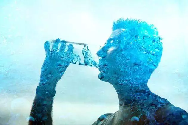您只知道天熱多喝水,但不知道喝水還有N多講究!