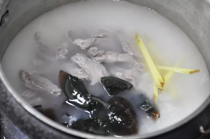 【瘦肉皮蛋粥】如何正確地做出美味的皮蛋瘦肉粥?? 怎麼做濃香不腥,只需1招,你就可以開粥鋪了!
