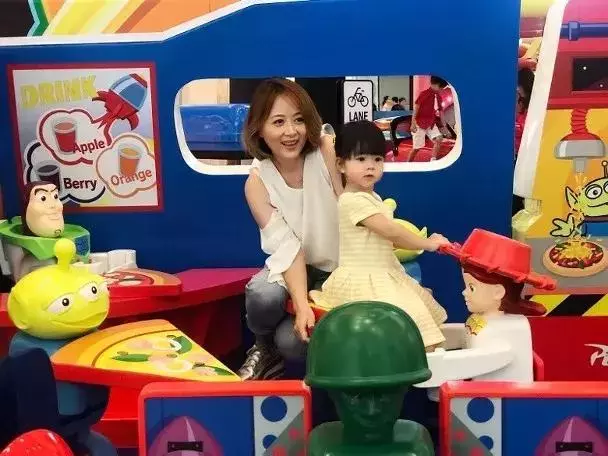TVB美魔女組合之一,退出娛樂圈後轉行做經理人,如今早已成辣媽!