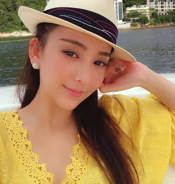 方媛與女友人逛名店,無論是皮膚還是身材,仍然是少女感十足!