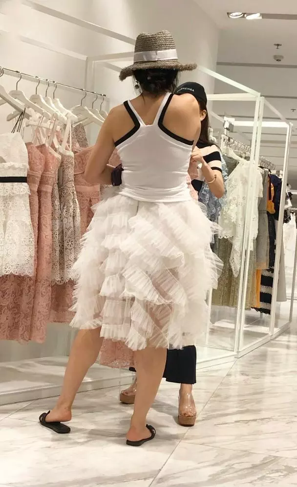 方媛與女友人逛名店,無論是皮膚還是身材,仍然是少女感十足!