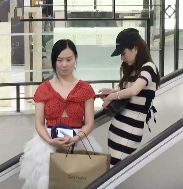 方媛與女友人逛名店,無論是皮膚還是身材,仍然是少女感十足!