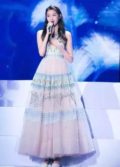 當22歲關曉彤遇到27歲古力娜扎;網友:美這種東西對比才知道!