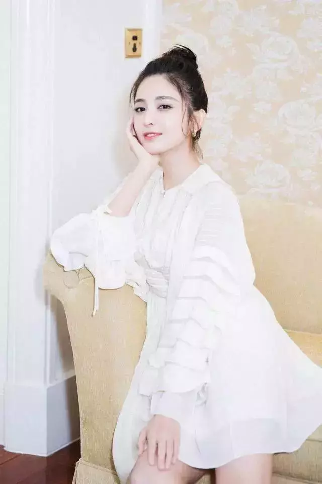 當22歲關曉彤遇到27歲古力娜扎;網友:美這種東西對比才知道!