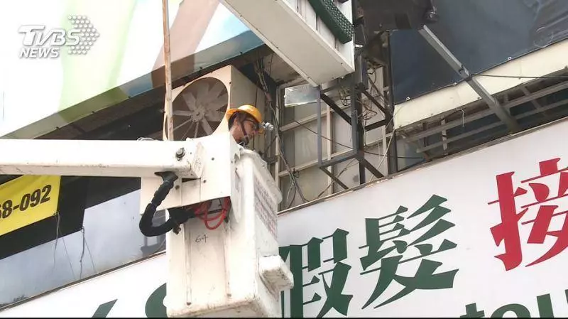 疑漏電遇大雨 高市工人掛競選看板遭電擊身亡