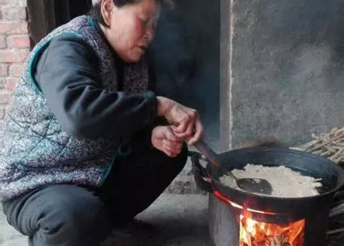 我坐月子,婆婆大魚大肉伺候,老公一來,立馬趕她回老家!
