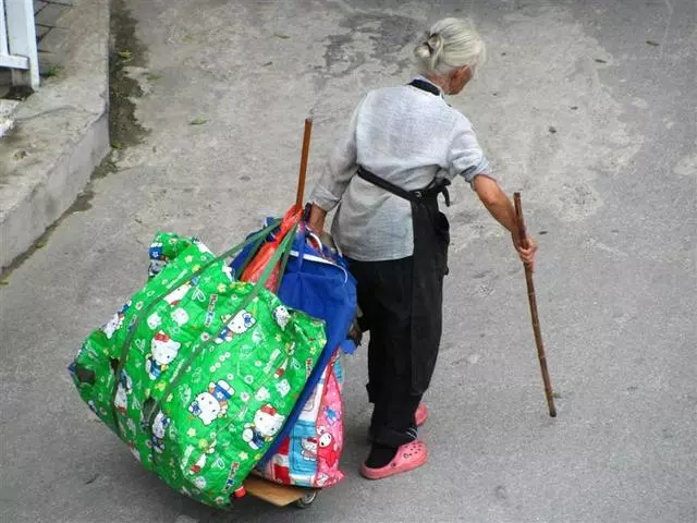 農村老人為救撿來的智障男孩下跪借錢,五年後老人門口來輛豪車