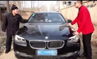 農村老人為救撿來的智障男孩下跪借錢,五年後老人門口來輛豪車