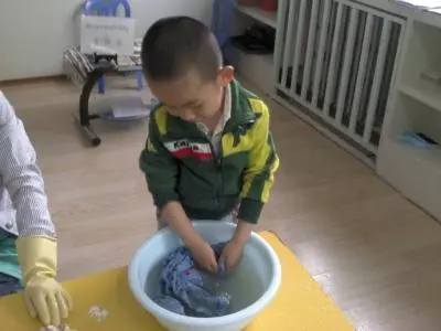 他是被撿來的孩子,養母百般刁難,長大後他的一番話卻讓養母流淚