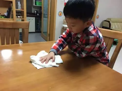 他是被撿來的孩子,養母百般刁難,長大後他的一番話卻讓養母流淚