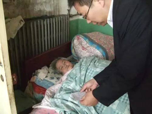 他是被撿來的孩子,養母百般刁難,長大後他的一番話卻讓養母流淚
