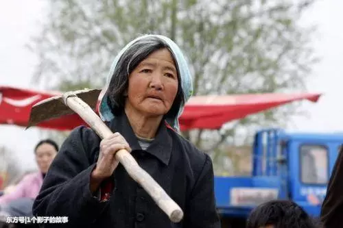 男人拋下母親去城裡住新房子,兒子兩句話讓夫妻哭著接老人回家