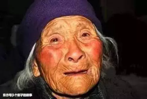 男人拋下母親去城裡住新房子,兒子兩句話讓夫妻哭著接老人回家