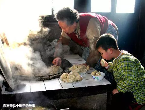 男人拋下母親去城裡住新房子,兒子兩句話讓夫妻哭著接老人回家