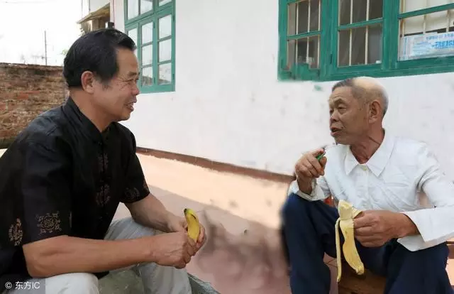 弟弟當老總讓哥進公司,哥拒絕他好意,弟臨終才知自己是被收養的