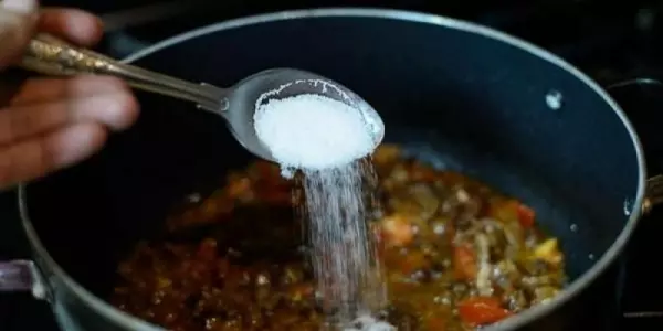 煮湯時加太多「鹽」怎麼辦?「用水稀釋」是最笨的方法!來看看人家大廚師都怎麼做吧!