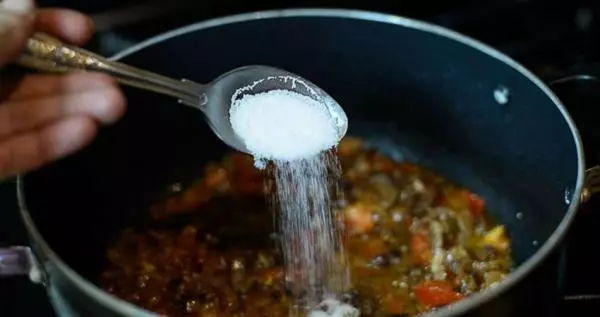 煮湯時加太多「鹽」怎麼辦?「用水稀釋」是最笨的方法!來看看人家大廚師都怎麼做吧!