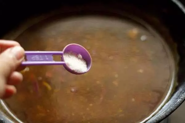 煮湯時加太多「鹽」怎麼辦?「用水稀釋」是最笨的方法!來看看人家大廚師都怎麼做吧!
