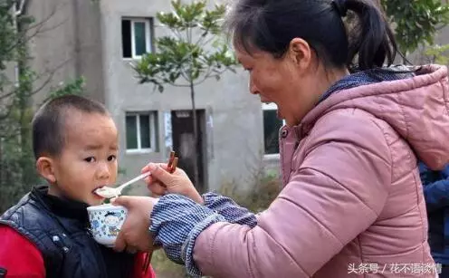 姐姐供我讀書,她生孩子我送一萬紅包,手機螢幕一亮,我紅了眼眶