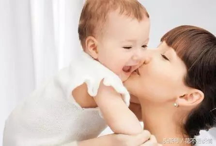姐姐供我讀書,她生孩子我送一萬紅包,手機螢幕一亮,我紅了眼眶