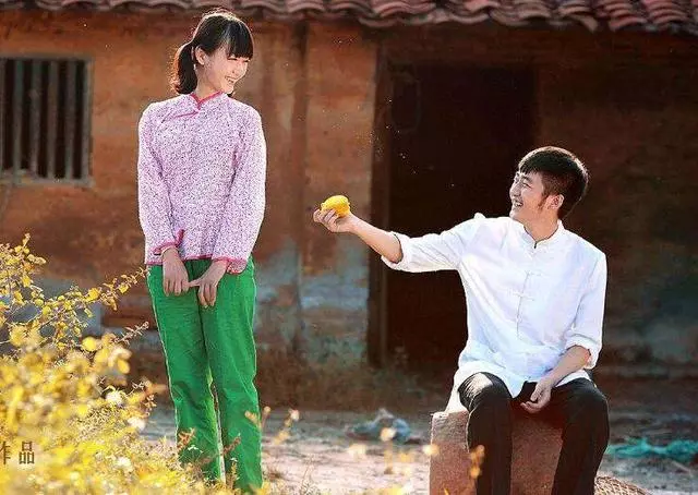周末我帶女兒回婆家吃飯,婆婆卻不肯上桌,來到廚房後我哭成淚人
