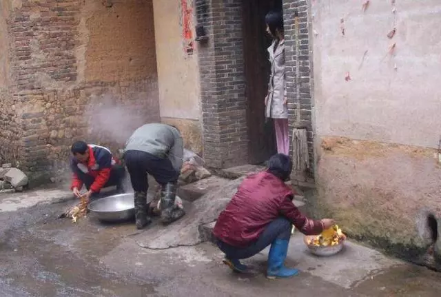 周末我帶女兒回婆家吃飯,婆婆卻不肯上桌,來到廚房後我哭成淚人