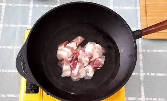紅燒肉新做法,不炒糖色,不加醬油,以前吃的紅燒肉都白吃了