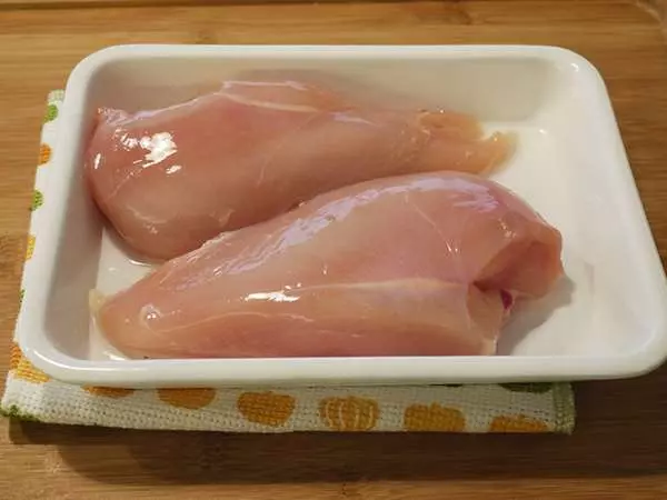 本以為用「鹽水」泡雞肉會太咸,但吃完這道料理後,我決定每次煮雞肉前都要準備鹽水了...
