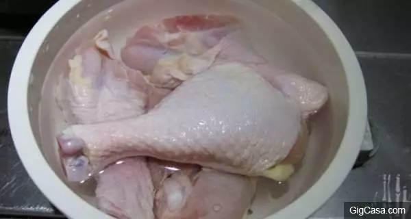 本以為用「鹽水」泡雞肉會太咸,但吃完這道料理後,我決定每次煮雞肉前都要準備鹽水了...
