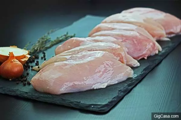 本以為用「鹽水」泡雞肉會太咸,但吃完這道料理後,我決定每次煮雞肉前都要準備鹽水了...