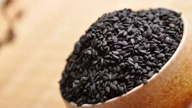 經常吃黑芝麻,會給身體帶來5大好處,但這2種人不能吃