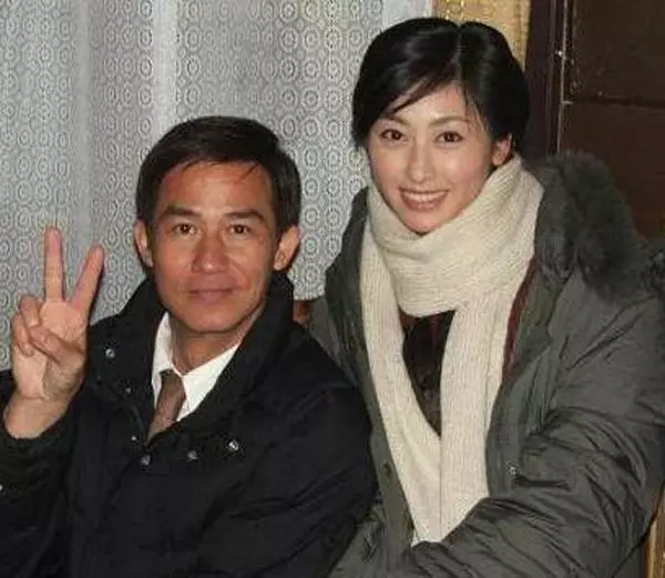 TVB老戲骨「李子雄」被曝再當爸! 老婆是回族第一美女, 兒子大眼睛超可愛!