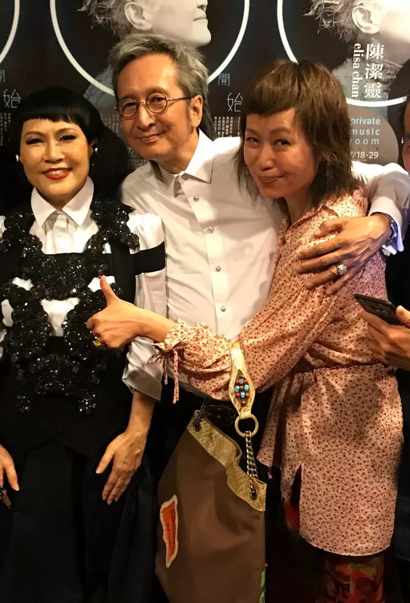55歲的許仙素顏逛街,臉頰凹陷瘦到認不出!