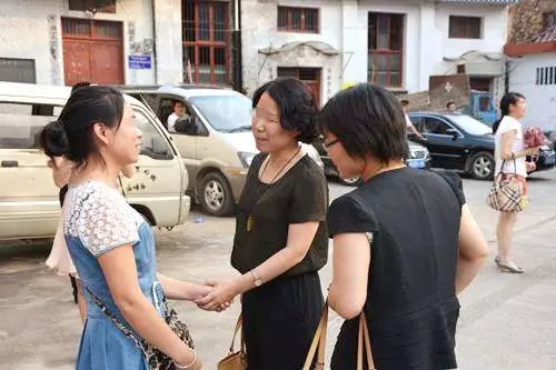 帶孩子回農村,孩子嫌髒不上桌吃飯,媽媽的做法獲得親戚誇讚