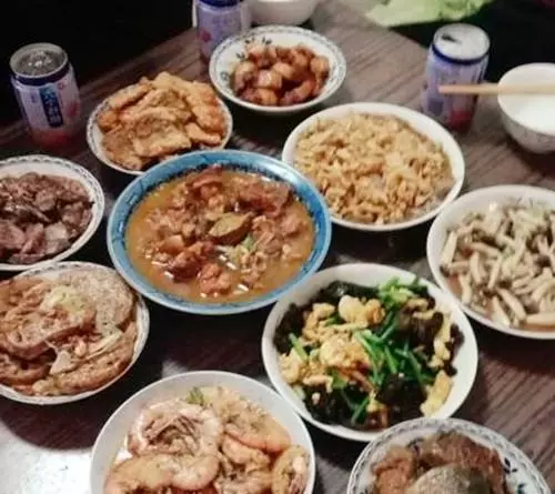帶孩子回農村,孩子嫌髒不上桌吃飯,媽媽的做法獲得親戚誇讚