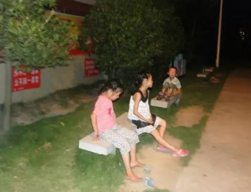 接孩子進城,晚上媽媽總聽到哭聲,收拾東西發現張紙,媽媽愣了