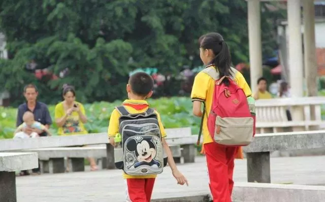 我借給弟弟五萬,老公動手推我,弟弟霸氣回應:姐,我養你