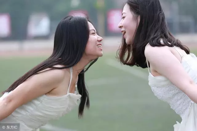 下雨天去閨蜜家借傘,推門看到閨蜜的那一瞬間,我抬手就對她暴打